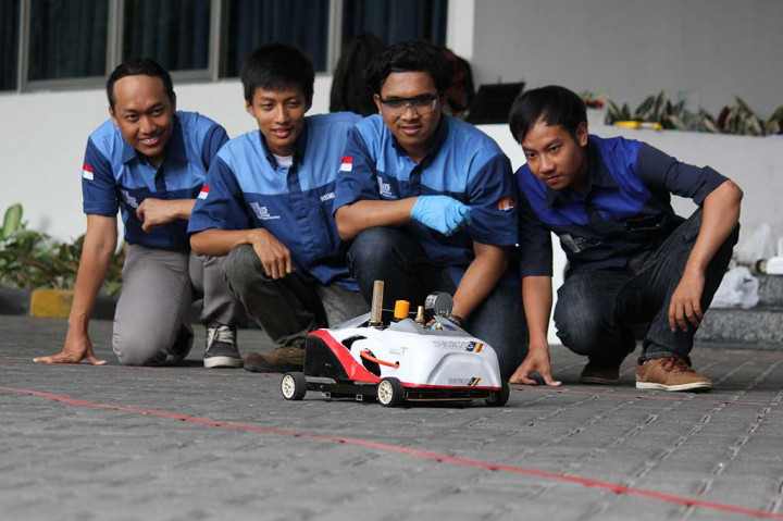Tim Spektronics ITS Surabaya (dari kiri) Doni Satria, Putu Adhi Rama, Wisnu Kusuma, serta Mohammad Irfan mengujicoba mobil kimia purwarupa Spektronics 12 di halaman rektorat ITS di Surabaya, Jawa Timur, Rabu (5/10/2016).