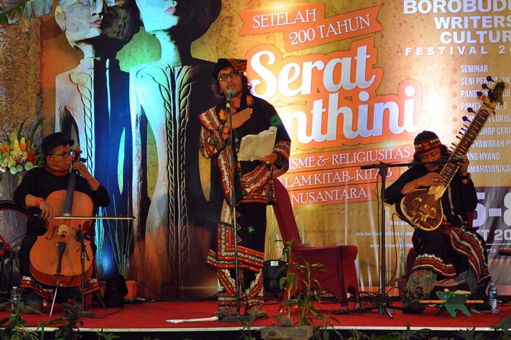 Komunitas Rangkaian Bunga Kopi menampilkan musikalisasi puisi pada pembukaan BWCF 2016.