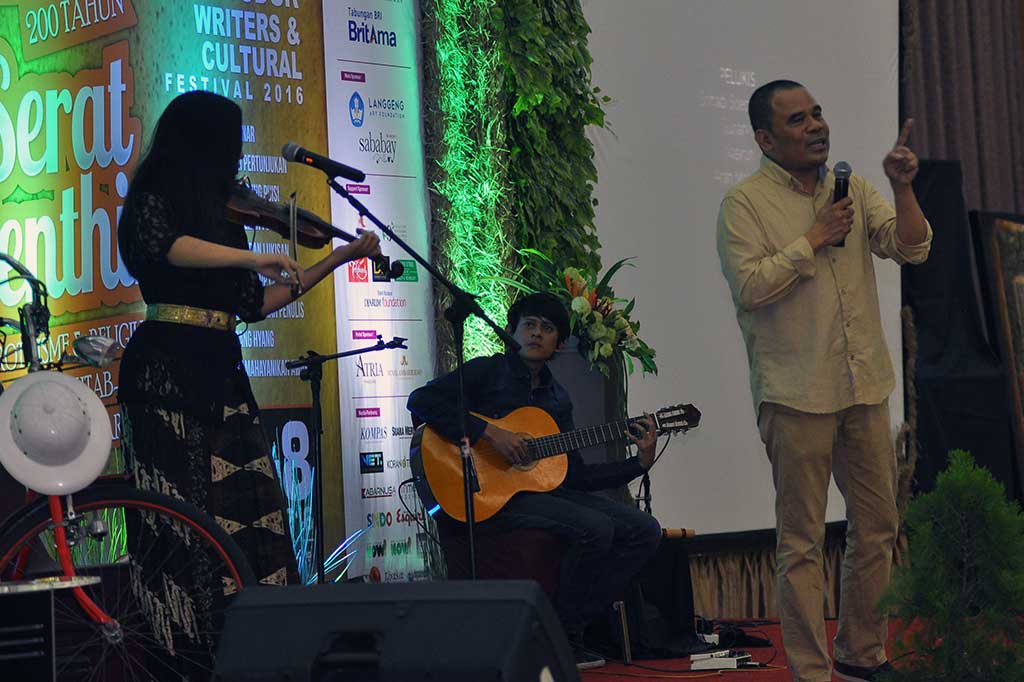Sutradara senior Garin Nugroho menyampaikan orasi budaya pada pembukaan Borobudur Writers And Cultural Festival (BWCF) 2016.
