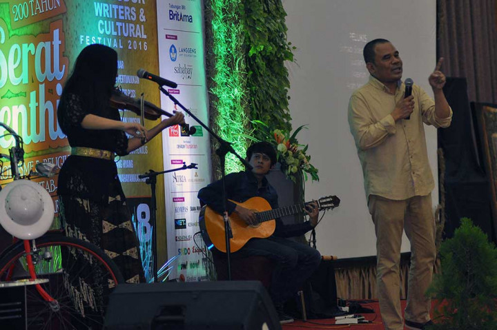 Sutradara senior Garin Nugroho menyampaikan orasi budaya pada pembukaan Borobudur Writers And Cultural Festival (BWCF) 2016.