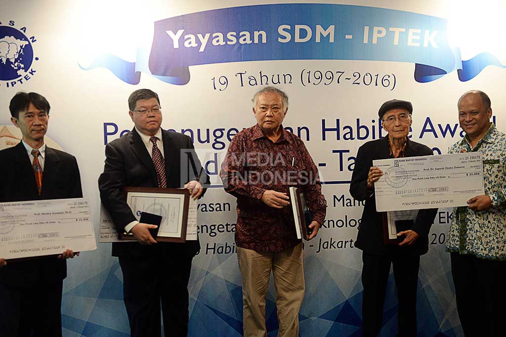 Pendiri Yayasan SDM Iptek Ilham Akbar Habibie (kanan) memberikan penghargaan kepada Penerima Habibie Award Bidang Ilmu Kedokteran dan Bioteknologi serta Saintis Industri Raymond R. Tjandrawinata (kedua kiri), Bidang Ilmu Kebudayaan serta Budayawan Sapardi Djoko Damono (kedua kanan), Award Bidang Ilmu Rekayasa Tommy Firman (tengah), Bidang Ilmu Dasar Hendra Gunawan di Pendopo Habibie dan Ainun, Patra Kuningan, Jakarta, Rabu (6/10/2016).