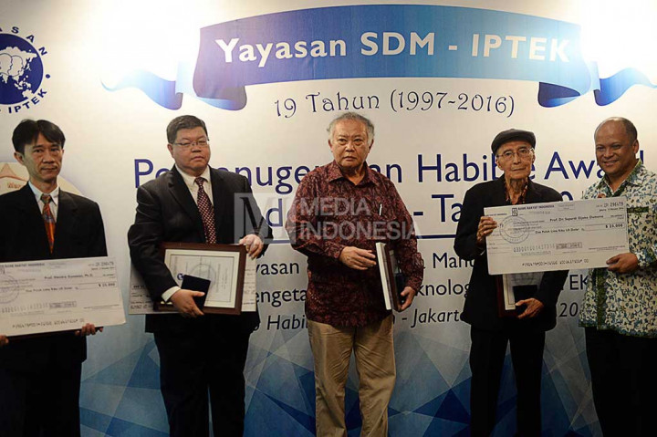 Pendiri Yayasan SDM Iptek Ilham Akbar Habibie (kanan) memberikan penghargaan kepada Penerima Habibie Award Bidang Ilmu Kedokteran dan Bioteknologi serta Saintis Industri Raymond R. Tjandrawinata (kedua kiri), Bidang Ilmu Kebudayaan serta Budayawan Sapardi Djoko Damono (kedua kanan), Award Bidang Ilmu Rekayasa Tommy Firman (tengah), Bidang Ilmu Dasar Hendra Gunawan di Pendopo Habibie dan Ainun, Patra Kuningan, Jakarta, Rabu (6/10/2016).