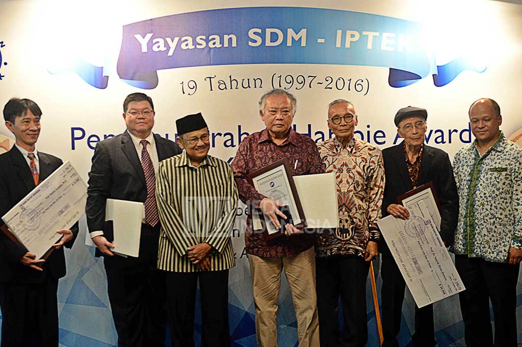 Presiden ke-3 RI B.J. Habibie bersama Pendiri Yayasan SDM Iptek Ilham Akbar Habibie (kanan) dan Ketua Yayasan SDM Iptek Wardiman Djojonegoro (ketiga kanan) berswafoto bersama para penerima Habibie Award 2016.