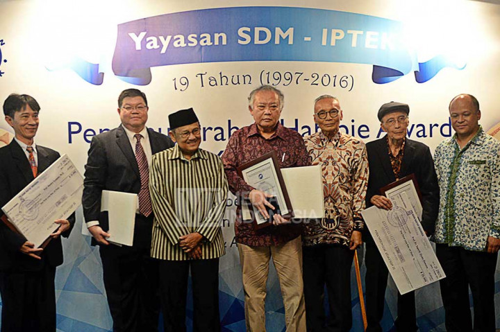 Presiden ke-3 RI B.J. Habibie bersama Pendiri Yayasan SDM Iptek Ilham Akbar Habibie (kanan) dan Ketua Yayasan SDM Iptek Wardiman Djojonegoro (ketiga kanan) berswafoto bersama para penerima Habibie Award 2016.