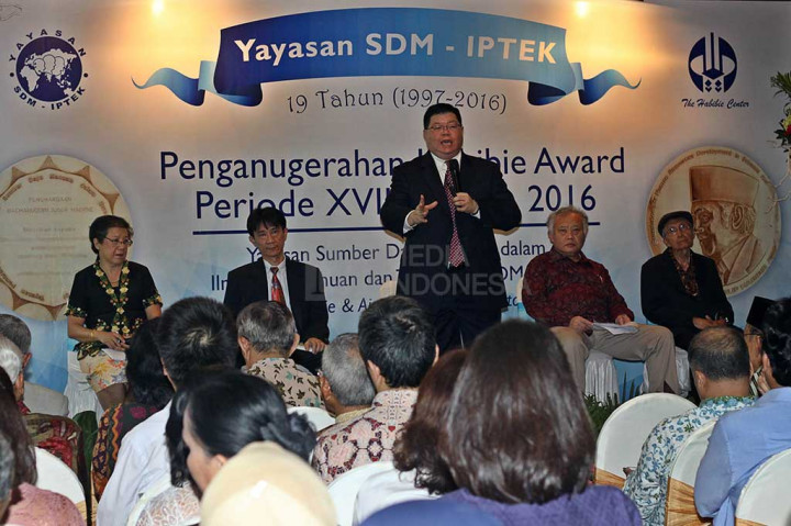 Penerima Habibie Award bidang ilmu Kedokteran Bioteknologi atau Saintis Industri Raymond R. Tjandrawinata menerangkan kepada audien tentang penemuan obat baru di Indonesia dalam era revolusi industri.
