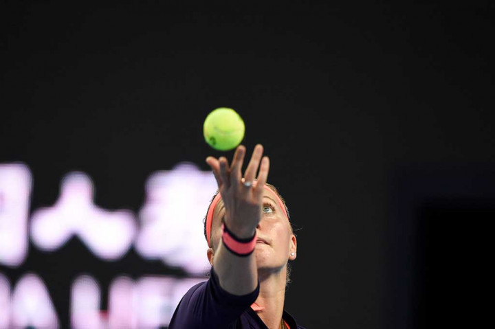 Petra Kvitova melancarkan servis ke arah Garbine Muguruza.