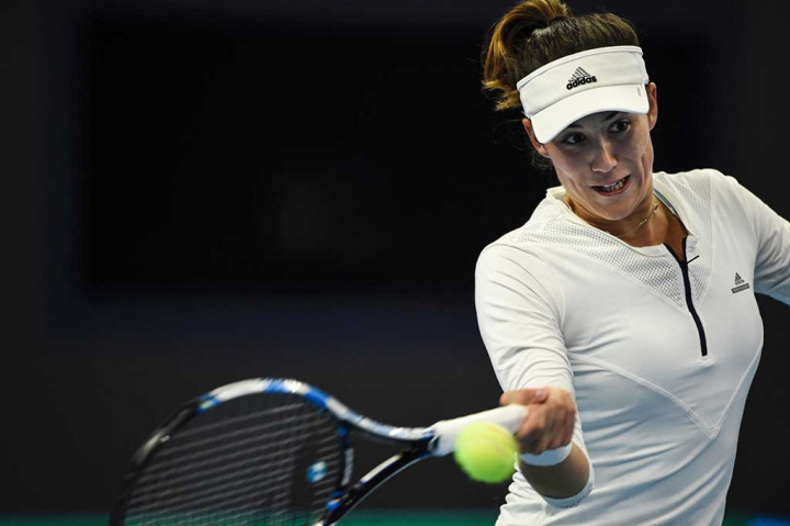 Muguruza berusaha mengembalikan bola ke arah Kvitova.