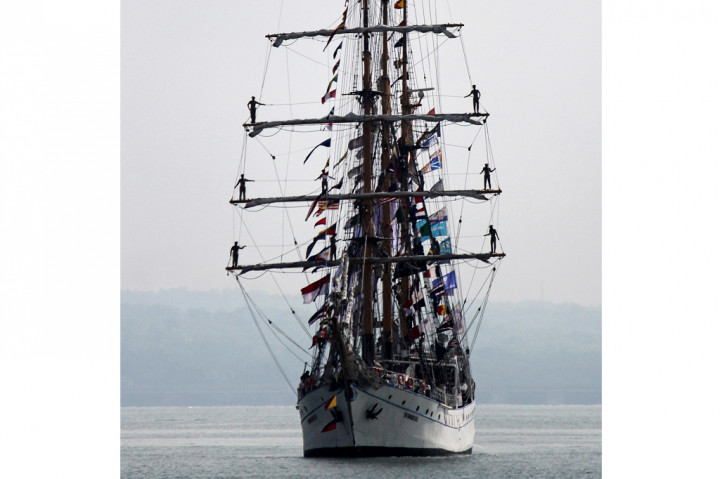Sejumlah taruna Akademi Angkatan Laut (AAL) membentuk formasi di atas tiang KRI Dewaruci saat tiba dari pelayaran Asean Cadet Sail 2016 di Dermaga Koarmatim, Ujung, Surabaya, Jawa Timur, Kamis (6/10/2016).
