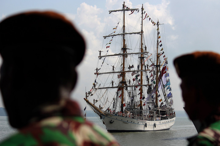 Sejumlah taruna Akademi Angkatan Laut (AAL) membentuk formasi di atas tiang KRI Dewaruci saat tiba dari pelayaran Asean Cadet Sail 2016 di Dermaga Koarmatim, Ujung, Surabaya, Jawa Timur, Kamis (6/10/2016).