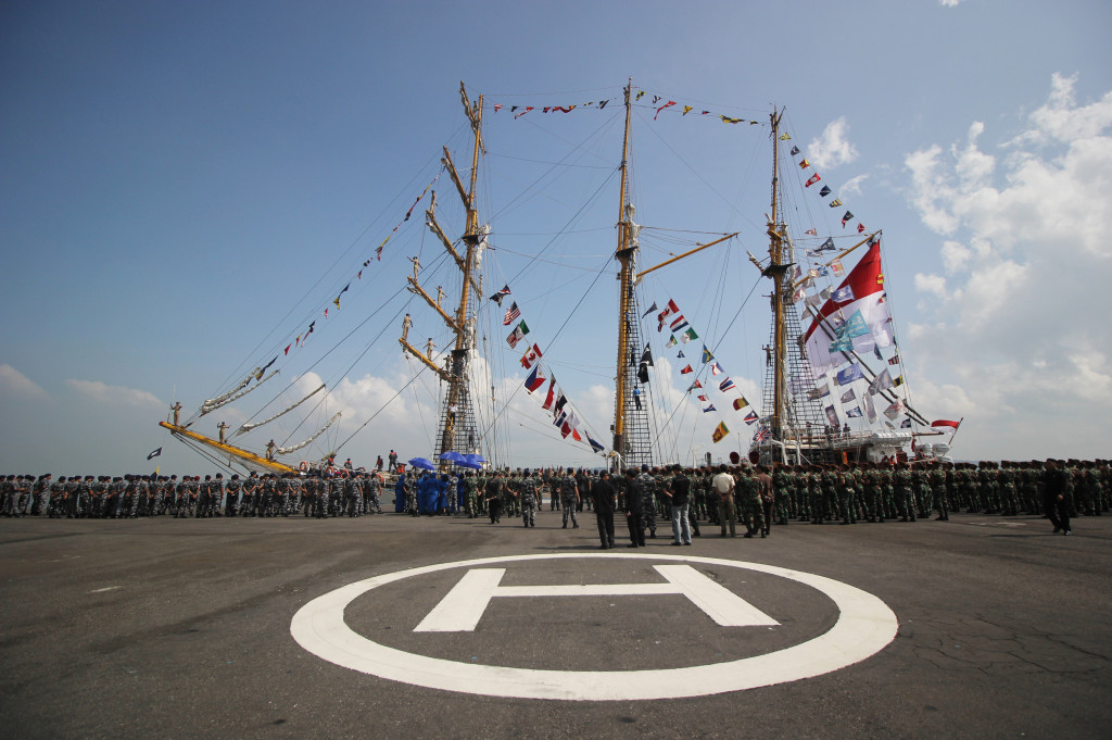 Ratusan prajurit TNI AL dan Taruna AAL menyambut kedatangan pelayaran Asean Cadet Sail 2016 bersama KRI Dewaruci di Dermaga Koarmatim, Ujung, Surabaya, Jawa Timur, Kamis (6/10/2016).