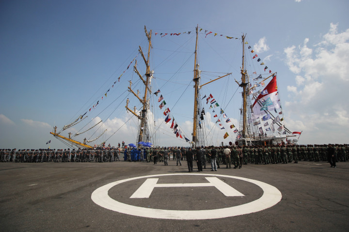 Ratusan prajurit TNI AL dan Taruna AAL menyambut kedatangan pelayaran Asean Cadet Sail 2016 bersama KRI Dewaruci di Dermaga Koarmatim, Ujung, Surabaya, Jawa Timur, Kamis (6/10/2016).