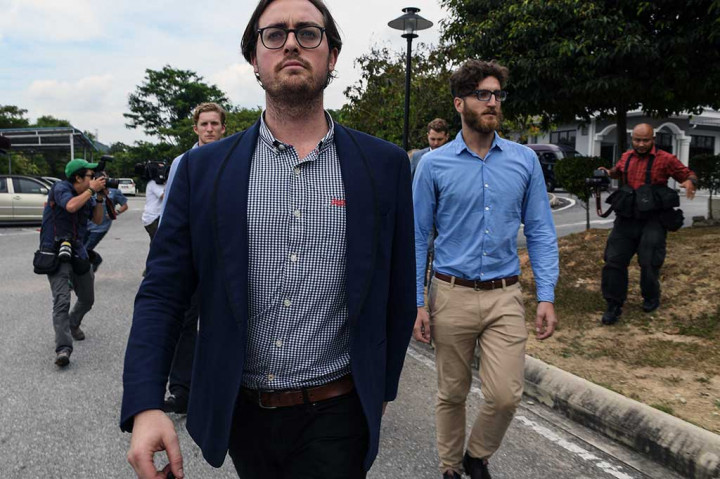 Sembilan pemuda Australia berjalan keluar usai menghadiri sidang di Pengadilan Majistret, Sepang, Malaysia.