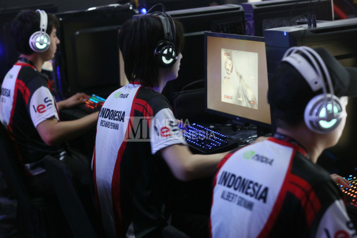 Tim Indonesia melakukan latihan sebelum bertanding melawan tim Mesir dalam babak penyisihan lomba E-Sport game online pada Olimpiade Olahraga Rekreasi Dunia (TAFISA) 2016 di Ancol, Jakarta, Kamis (6/10/2016).