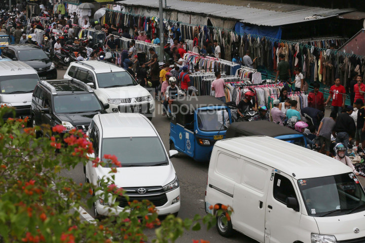 Sejumlah pedagang pakaian bekas berjualan di ruas jalan di kawasan Pasar Senen, Jakarta Pusat, Kamis (6/10/2016).