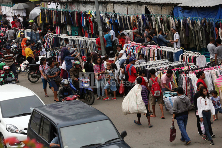 Sejumlah pedagang pakaian bekas berjualan di ruas jalan di kawasan Pasar Senen, Jakarta Pusat, Kamis (6/10/2016).