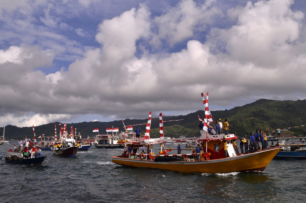 Ratusan kapal nelayan mengikuti parade kapal hias di Selat Lembeh, Bitung, Sulawesi Utara, Kamis (6/10/2016). 