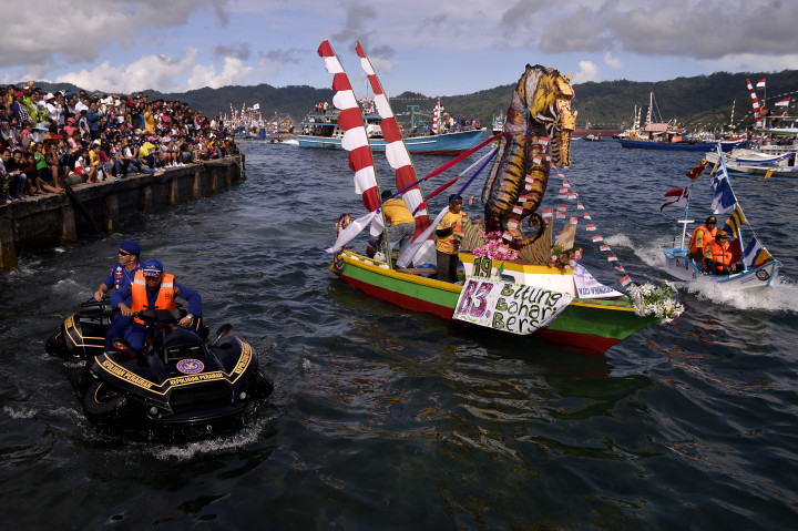 Sebuah perahu nelayan melintasi tepi dermaga di Selat Lembeh, Bitung, Sulawesi Utara, Kamis (6/10/2016).