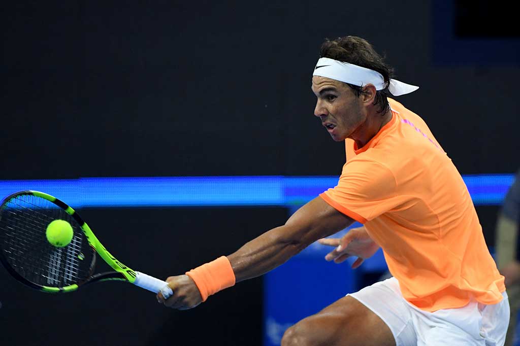 Rafael Nadal melancarkan pukulan ke arah petenis Prancis Adrian Mannarino.