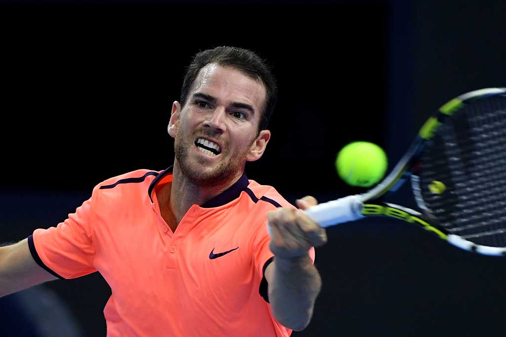 Mannarino berusaha mengembalikan bola ke arah Nadal