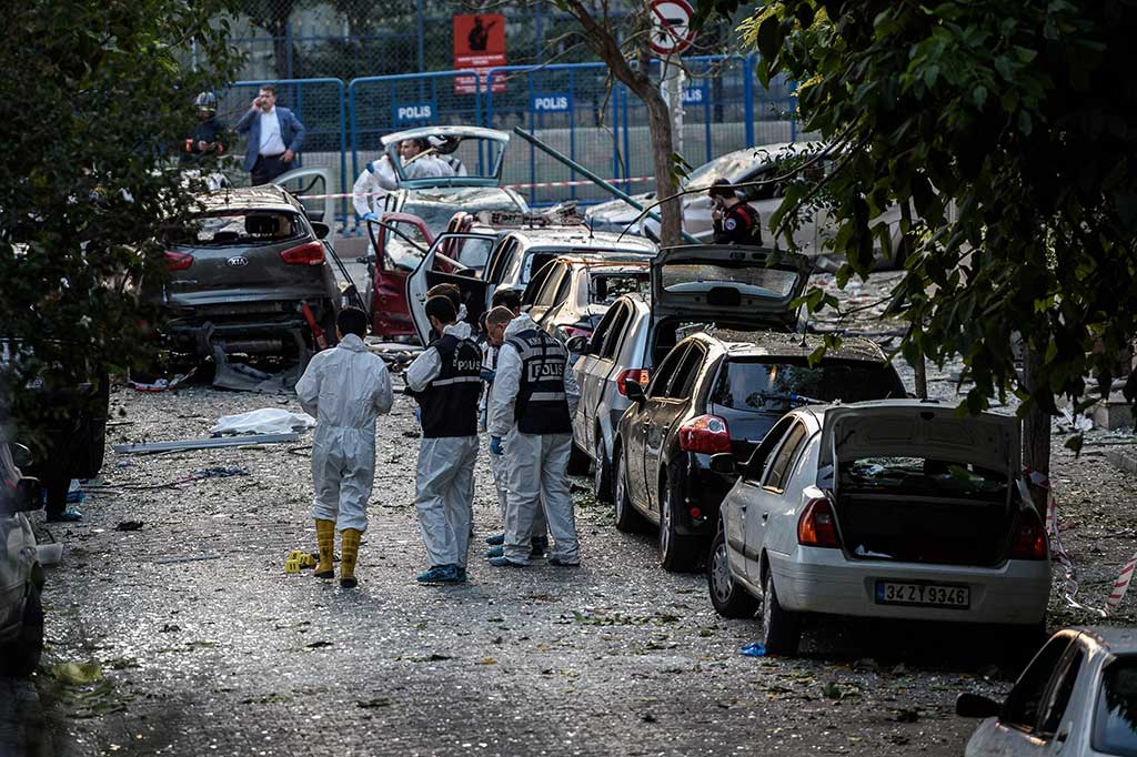 Ahli forensik melakukan penyelidikan untuk menemukan barang bukti di lokasi ledakan bom di distrik Yenibosna, Istanbul.
