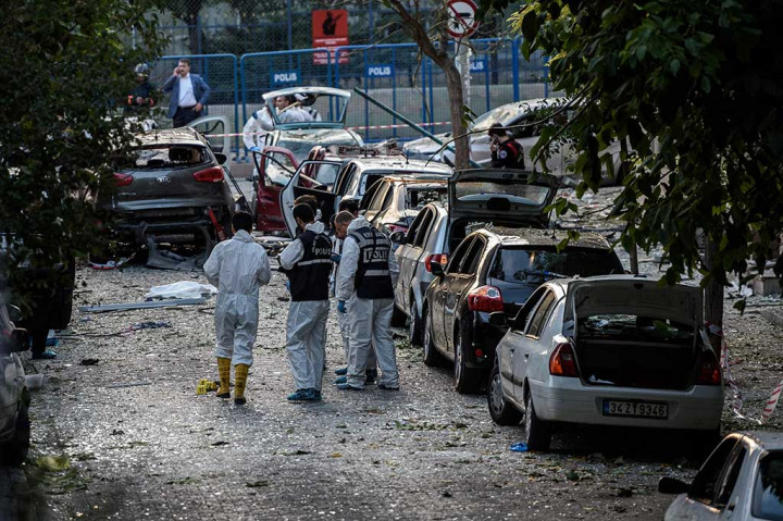 Ahli forensik melakukan penyelidikan untuk menemukan barang bukti di lokasi ledakan bom di distrik Yenibosna, Istanbul.