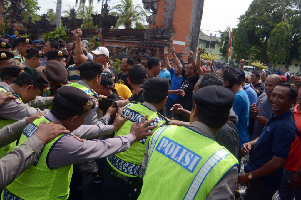 Sejumlah pengunjuk rasa saling dorong dengan polisi saat simulasi penanganan huru-hara di Pengadilan Negeri Denpasar, Jumat (7/10/2016).