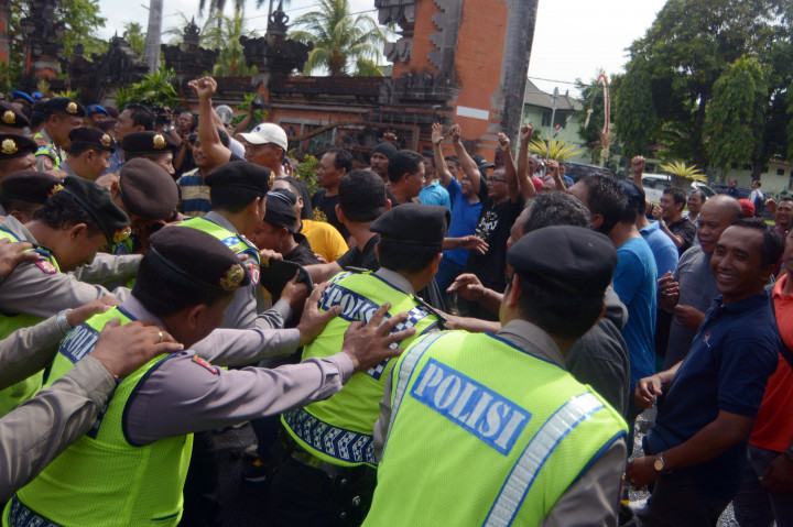Sejumlah pengunjuk rasa saling dorong dengan polisi saat simulasi penanganan huru-hara di Pengadilan Negeri Denpasar, Jumat (7/10/2016).