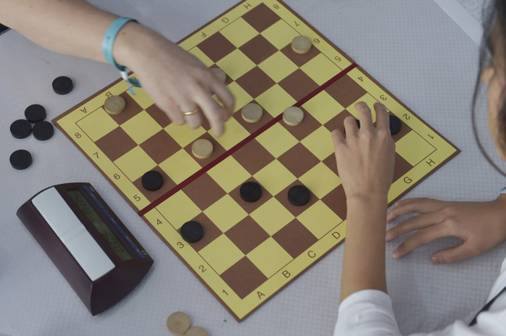 Kontingen Rusia, Zhanna Sarshaeva (kanan) bertanding melawan rekan se-negaranya Alexander Nikiforov saat International Draughts Competition, Jumat (7/10/2016)