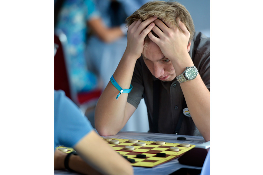 Kontingen Rusia, Dmitri Melnikov bertanding melawan rekan se-negaranya Nikolay Struchkov pada ajang International Draughts Competition, Jumat (7/10/2016). 