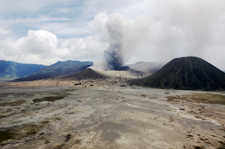 Debu vulkanik menyembur dari kawah Gunung Bromo di Desa Cemorolawang, Probolinggo, Jawa Timur, Jumat (7/10/2016). 