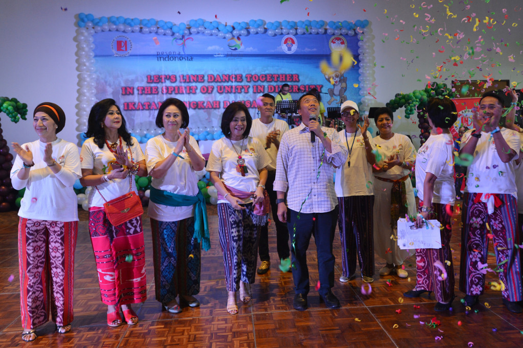 Menteri Pemuda dan Olahraga Imam Nahrawi (kelima kiri) membuka festival langkah dansa (Line Dance) TAFISA Games 2016 di Candi Bentar Putri Duyung, Ancol, Jakarta, Jumat (7/10/2016)