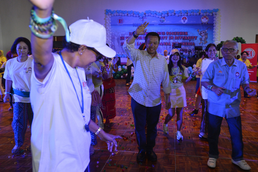 Menteri Pemuda dan Olahraga Imam Nahrawi (tengah) ikut menari saat membuka festival langkah dansa (Line Dance) TAFISA Games 2016 di Candi Bentar Putri Duyung, Ancol, Jakarta, Jumat (7/10/2016)
