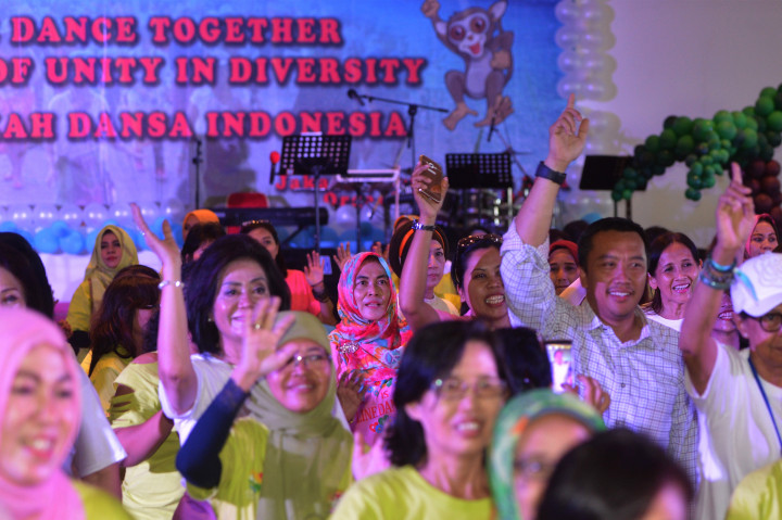 Menteri Pemuda dan Olahraga Imam Nahrawi (kanan) ikut menari saat membuka festival langkah dansa (Line Dance) TAFISA Games 2016 di Candi Bentar Putri Duyung, Ancol, Jakarta, Jumat (7/10/2016)