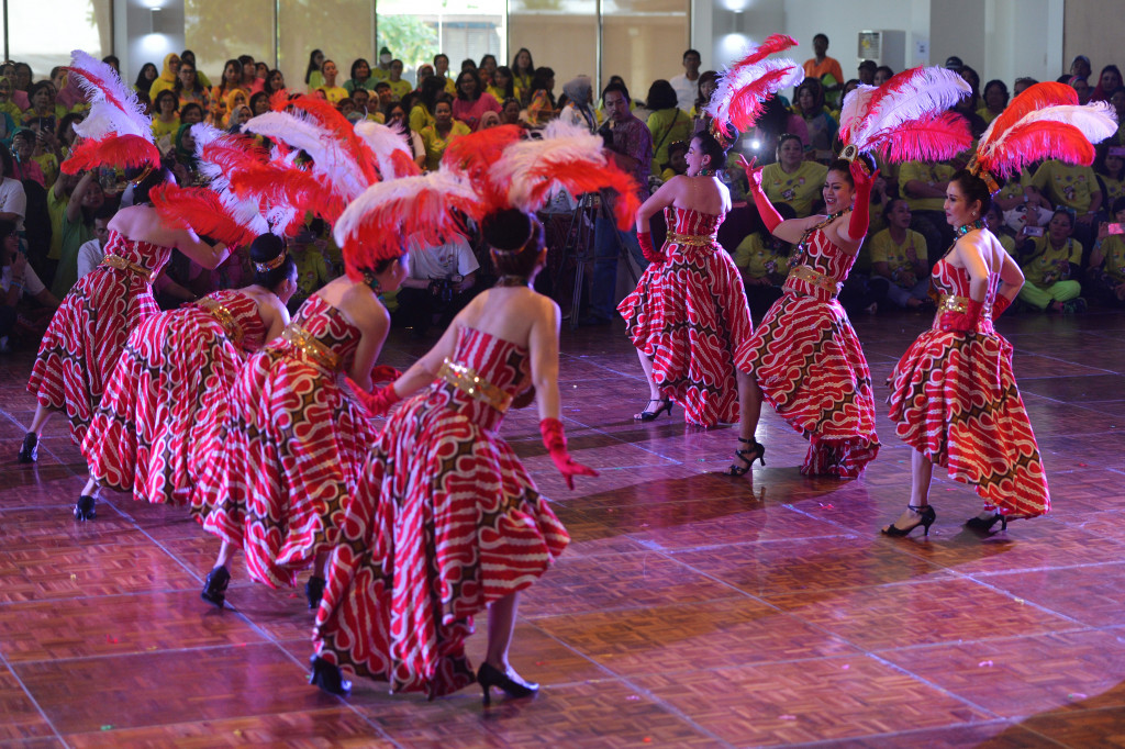 Penari dari klub tari MMC Jakarta menari untuk kategori beregu festival langkah dansa (Line Dance) TAFISA Games 2016 di Candi Bentar Putri Duyung, Ancol, Jakarta, Jumat (7/10/2016) 