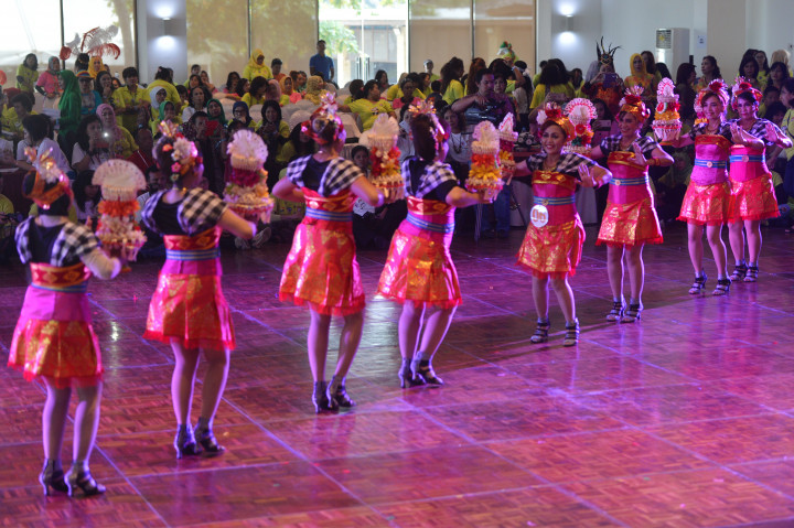 Penari dari Sanggar Edam Jakarta menari untuk kategori beregu festival langkah dansa (Line Dance) TAFISA Games 2016 di Candi Bentar Putri Duyung, Ancol, Jakarta, Jumat (7/10/2016)