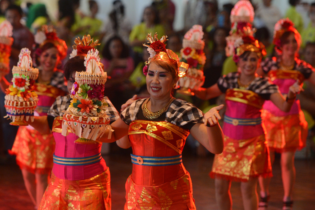 Penari dari Sanggar Edam Jakarta menari untuk kategori beregu festival langkah dansa (Line Dance) TAFISA Games 2016 di Candi Bentar Putri Duyung, Ancol, Jakarta, Jumat (7/10/2016)