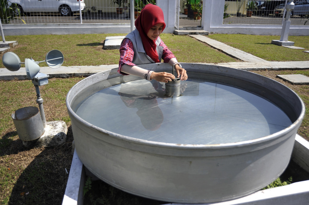 Petugas BMKG mengamati panci penguapan air hujan di Laboratorium terbuka BMKG Serang, di Banten, Jumat (7/10/2016).