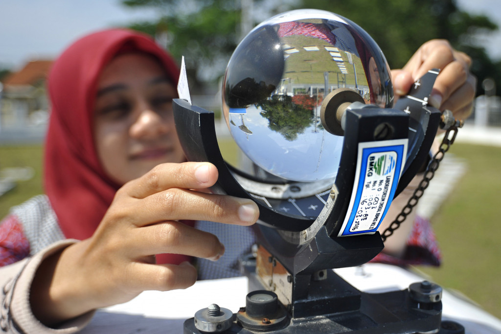 Petugas BMKG mengamati alat pengukur intensitas penyinaran matahari (Cendo Stock) di Laboratorium terbuka BMKG Serang, di Banten, Jumat (7/10/2016).
