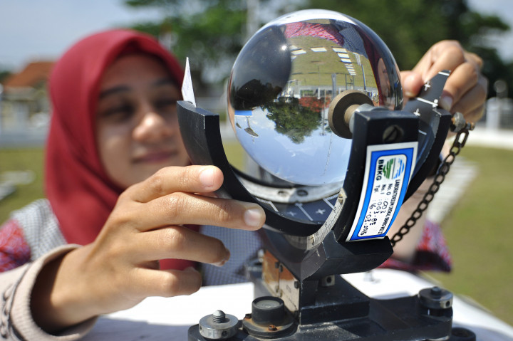 Petugas BMKG mengamati alat pengukur intensitas penyinaran matahari (Cendo Stock) di Laboratorium terbuka BMKG Serang, di Banten, Jumat (7/10/2016).