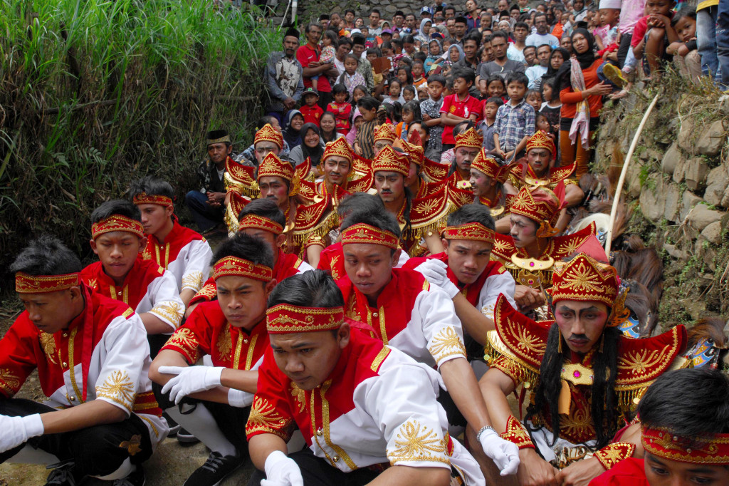 Sejumlah warga berkumpul di komplek petilasan Kali Panjang saat digelar ritual Merti Dusun.