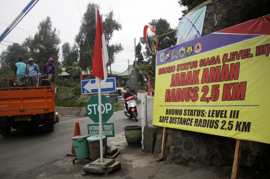 Sejumlah warga beraktivitas di jarak aman Gunung Bromo di Cemoro Lawang, Probolinggo, Jawa Timur, Jumat (7/10/2016)