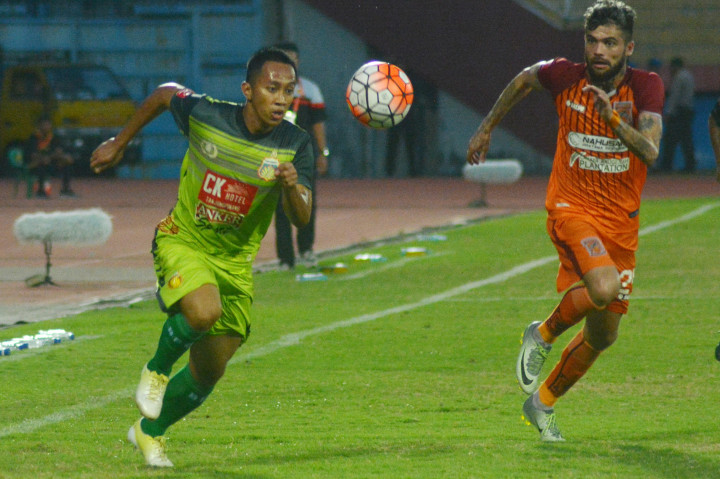 Pesepakbola Bhayangkara FC Antoni Putro Nugroho (kiri) berebut bola dengan pesepak bola Pusamania Borneo FC Diego Michiels dalam pertandingan Torabika Soccer Championship (TSC) di Stadion Delta Sidoarjo, Jawa Timur, Jumat (7/10/2016)