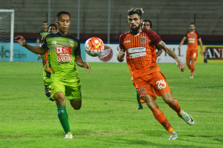 Pesepakbola Bhayangkara FC Antoni Putro Nugroho (kiri) berebut bola dengan pesepak bola Pusamania Borneo FC Diego Michiels dalam pertandingan Torabika Soccer Championship (TSC) di Stadion Delta Sidoarjo, Jawa Timur, Jumat (7/10/2016)