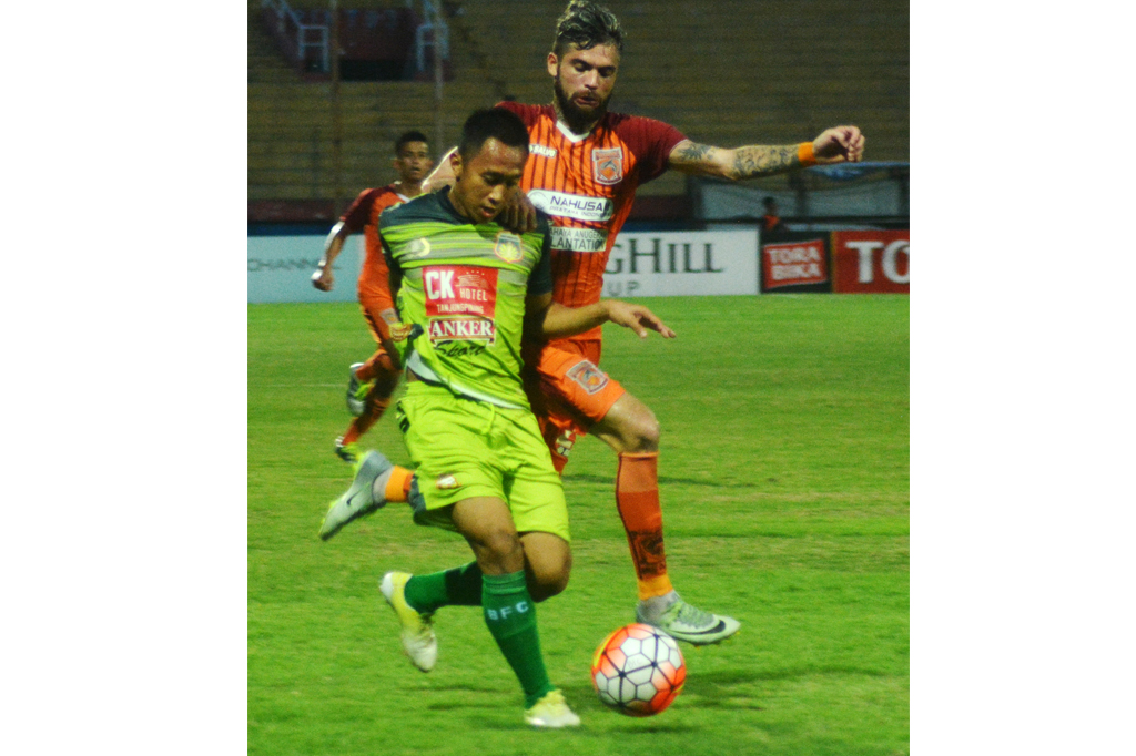 Pesepakbola Bhayangkara FC Antoni Putro Nugroho (kiri) berebut bola dengan pesepak bola Pusamania Borneo FC Diego Michiels dalam pertandingan Torabika Soccer Championship (TSC) di Stadion Delta Sidoarjo, Jawa Timur, Jumat (7/10/2016)