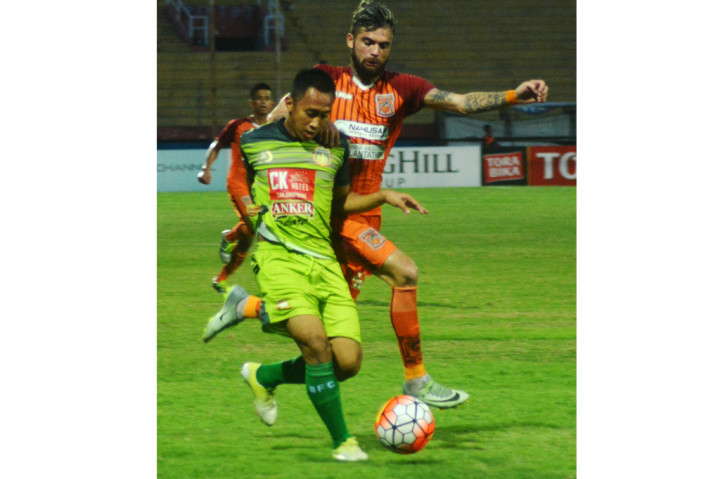 Pesepakbola Bhayangkara FC Antoni Putro Nugroho (kiri) berebut bola dengan pesepak bola Pusamania Borneo FC Diego Michiels dalam pertandingan Torabika Soccer Championship (TSC) di Stadion Delta Sidoarjo, Jawa Timur, Jumat (7/10/2016)