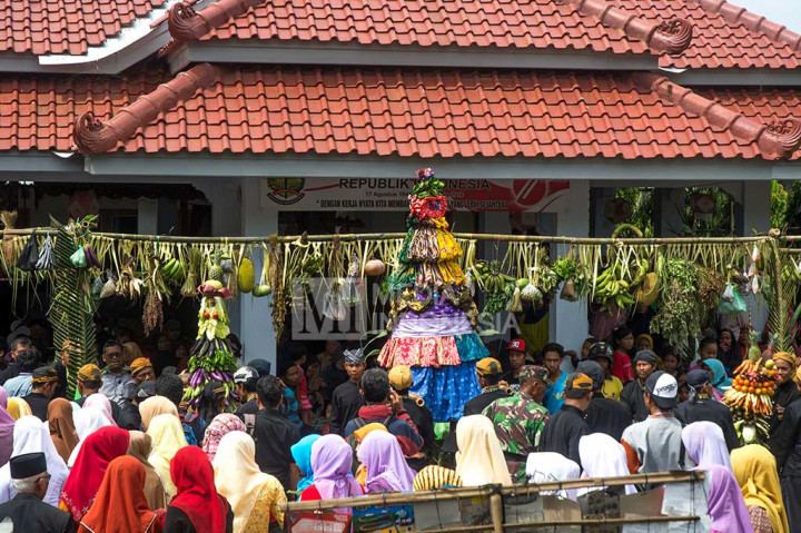 Warga Desa Papringan menggelar arak-arakan gunungan hasil bumi dan gunungan batik.