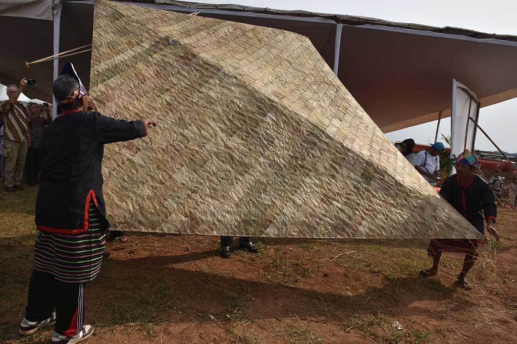 Peserta bersiap menerbangkan layang-layang berbahan daun kolope dalam pemecahan rekor dunia yang diprakarsai Masyarakat Layang-Layang Indonesia pada The 6th TAFISA World Sport for All Games 2016 di Jakarta Garden City, Jakarta, Jumat (7/10/2016).