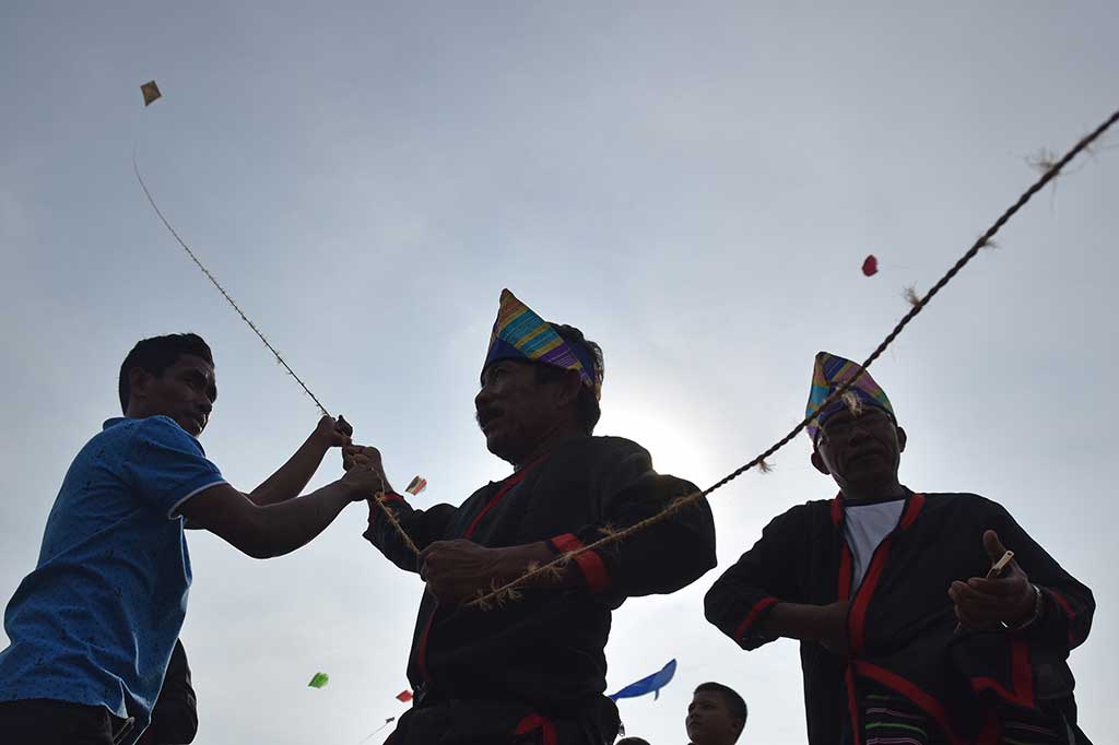 Peserta menerbangkan layang-layang berbahan daun Kolope ketika pemecahan rekor dunia.