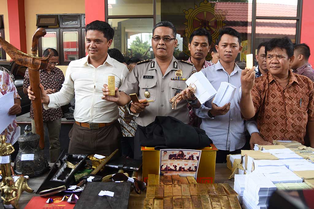 Kabid Humas Polda Jawa Timur Kombes Raden Prabowo Argo Yuwono (kedua kiri) beserta jajaran menunjukkan barang bukti dari tersangka penipu Dimas Kanjeng Taat Pribadi ketika ungkap kasus di Mapolda Jawa Timur, Surabaya, Jumat (7/10/2016).