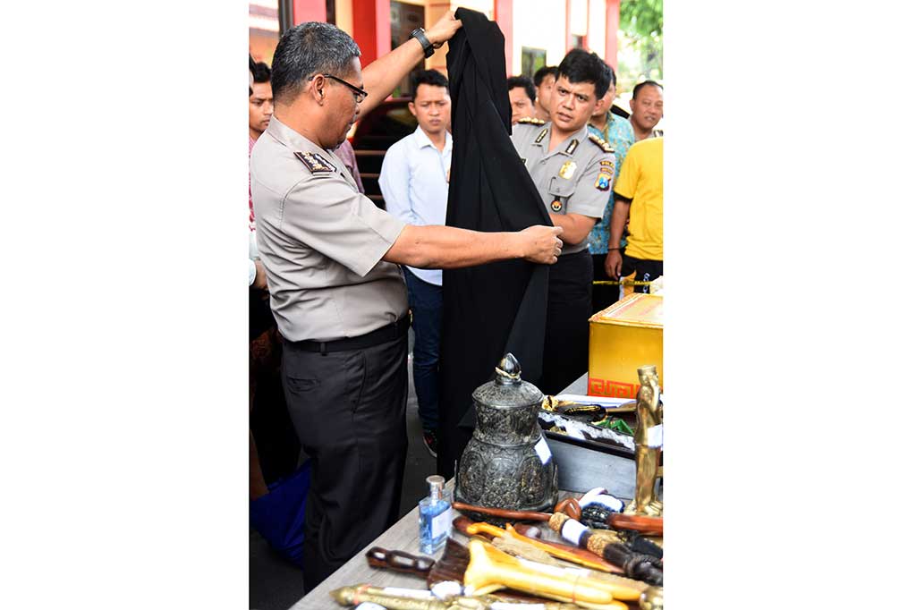 Kombes Pol Raden Prabowo Argo Yuwono menunjukkan barang bukti berupa jubah dari tersangka penipu Dimas Kanjeng Taat Pribadi. 
